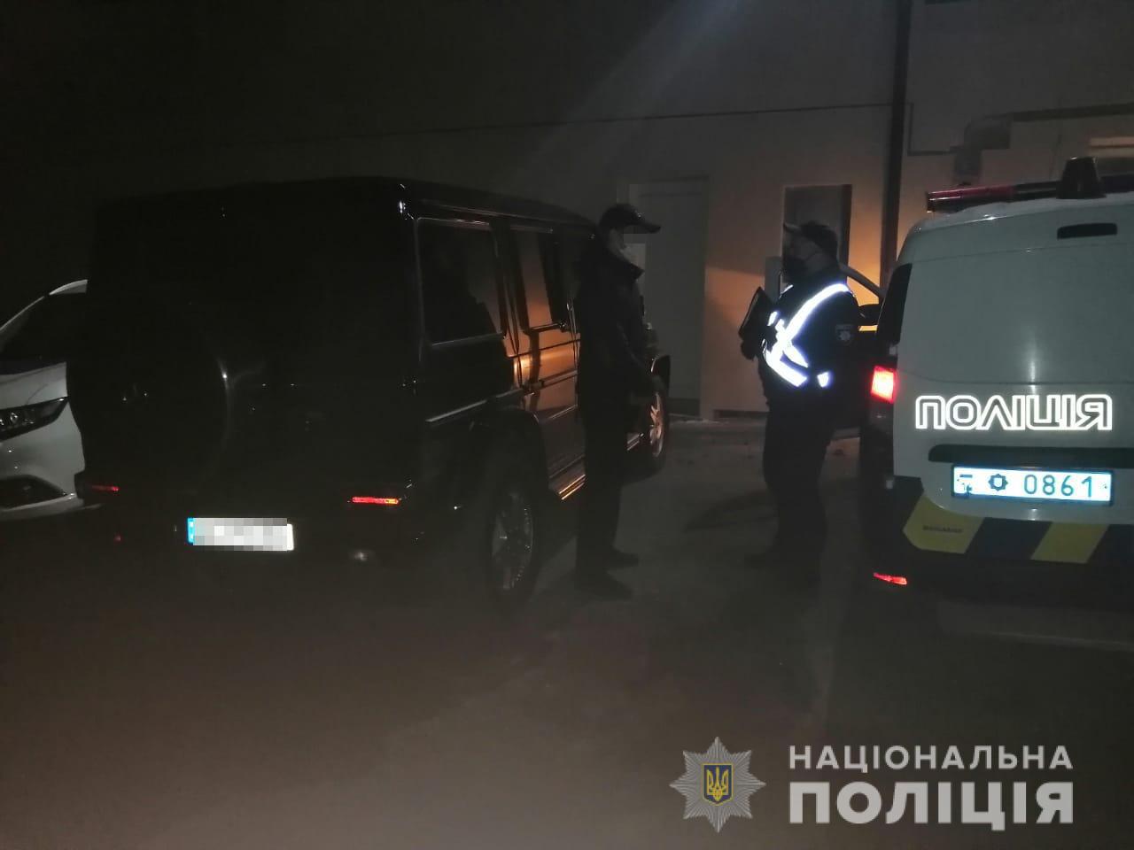 Водія Mercedes G 500, який намагався по сходах заїхати у під'їзд будинку, знайшли. Фото: поліція Львівщини