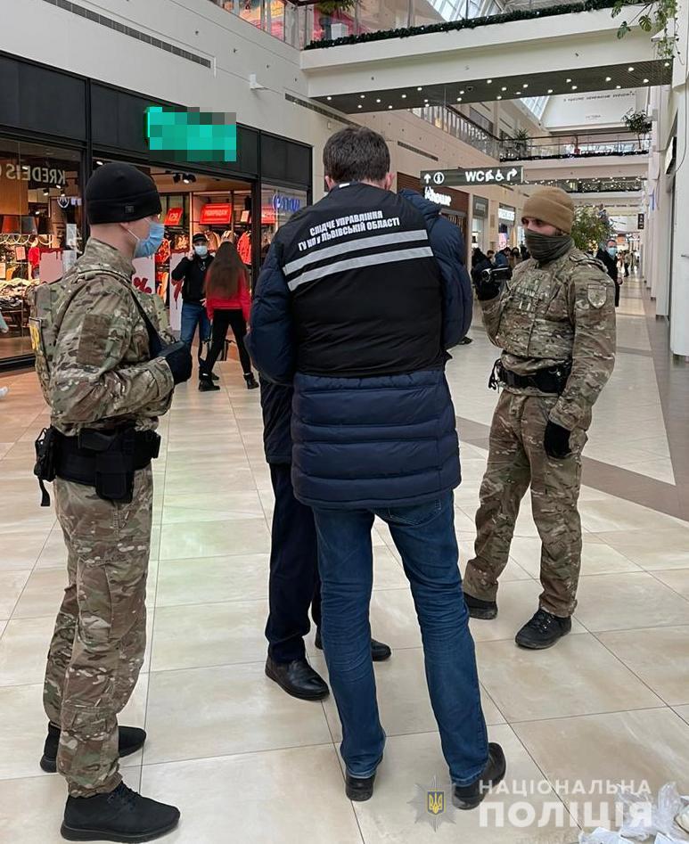 До Victoria Gardens з'їхалися поліцейські й прокурори: кого та за що затримали. Фото: поліція Львівщини