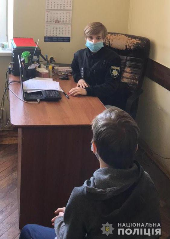 У Львові поліцейський вже вдруге розшукав 12-річного хлопця, який втік з дому. Фото: поліція Львівщини.
