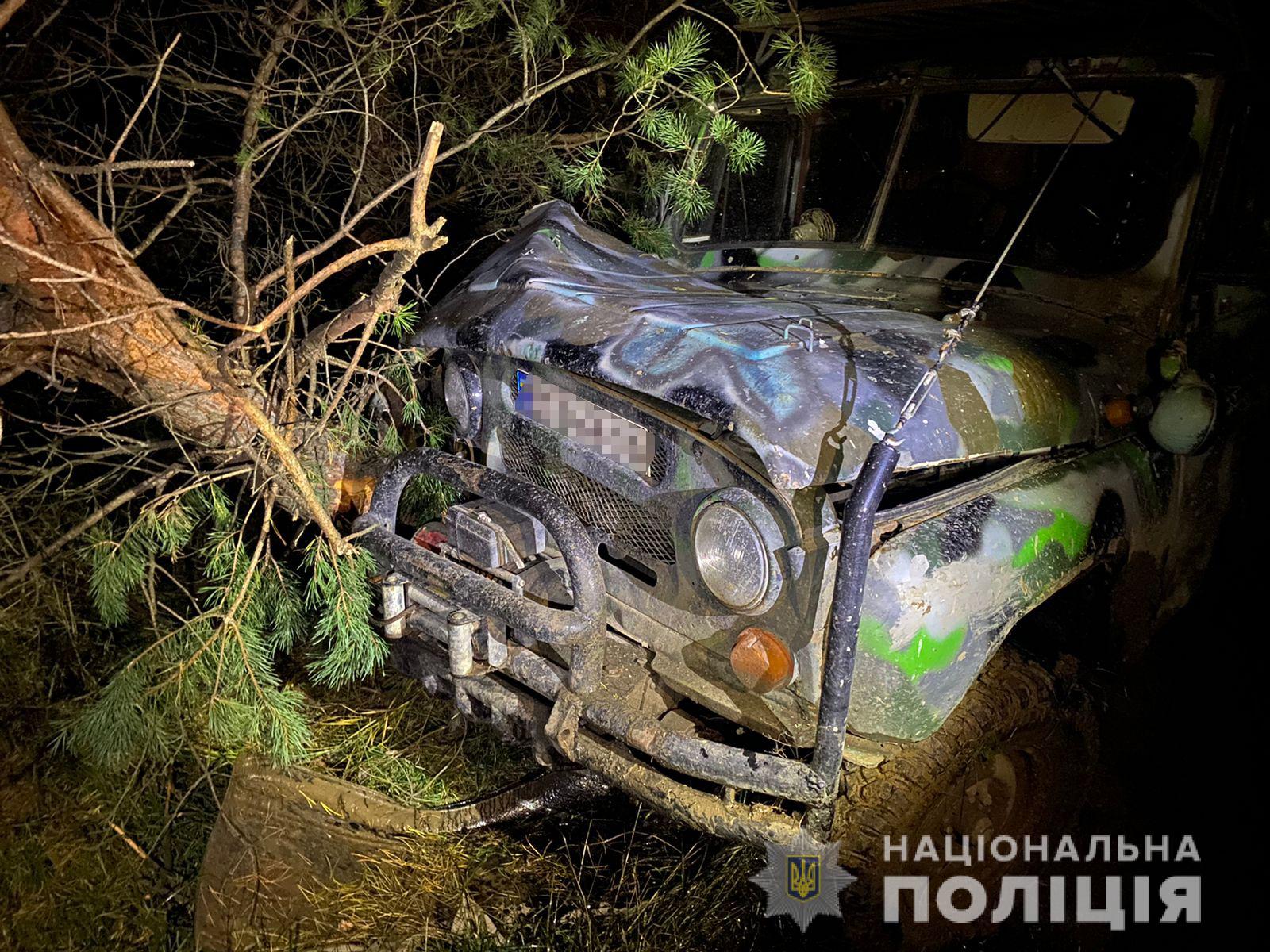 Намагався витягти лебідкою: біля Львова чоловік помер під власним автомобілем