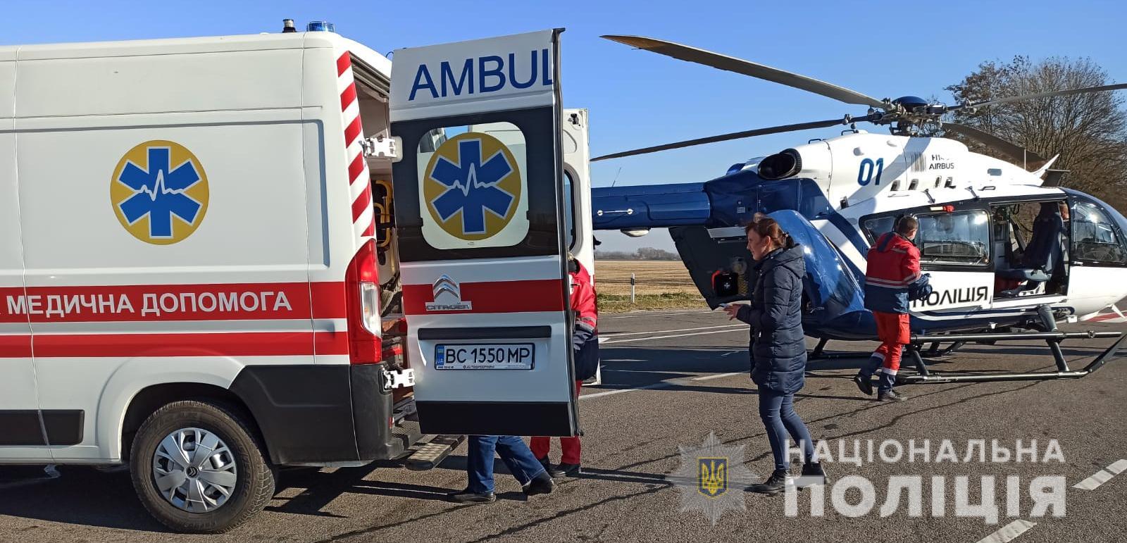 В Ожидові мотоцикліст влетів в автомобіль, пілота забрав гелікоптер. Фото: lv.npu.gov.ua.