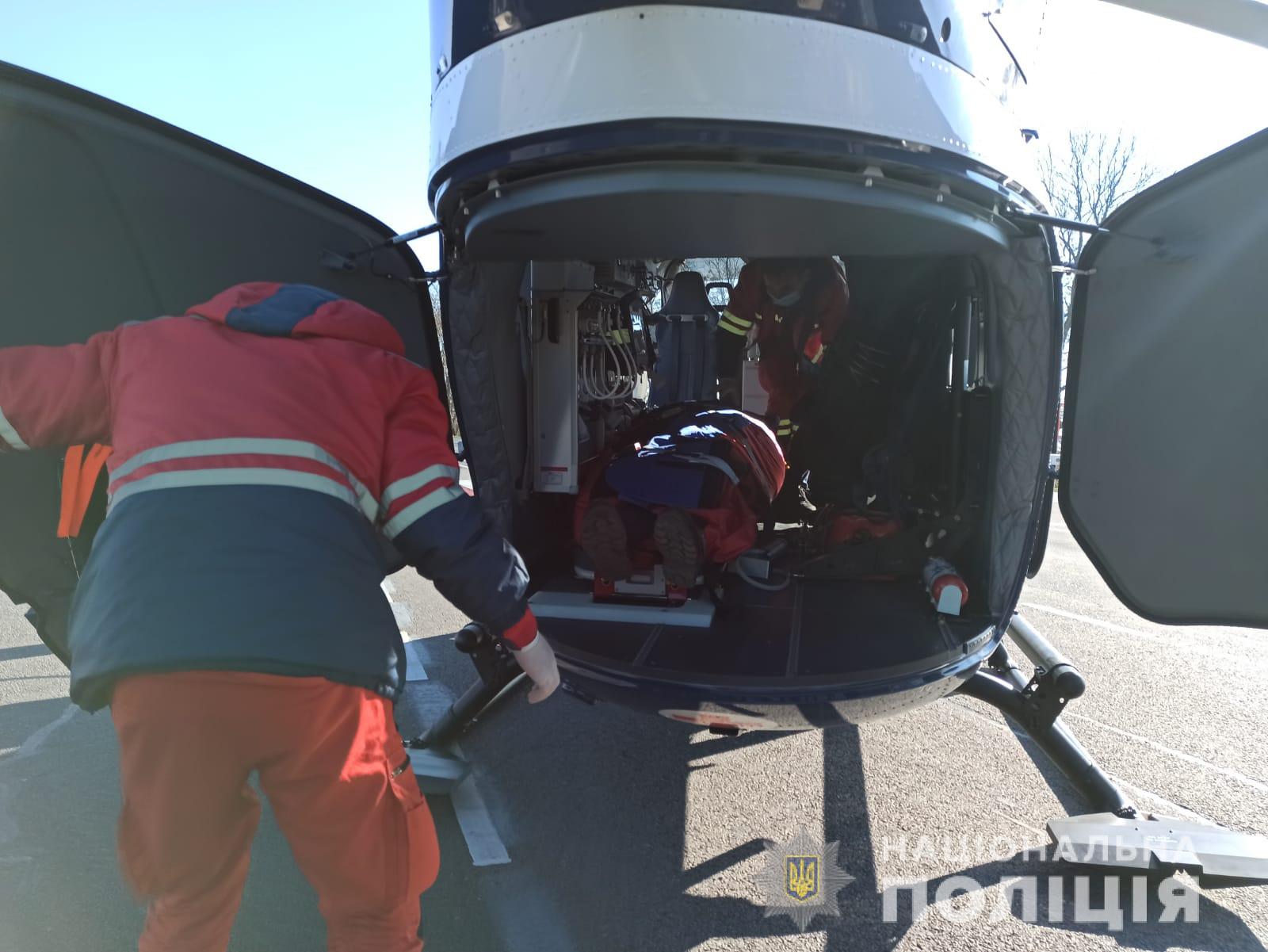 В Ожидові мотоцикліст влетів в автомобіль, пілота забрав гелікоптер. Фото: lv.npu.gov.ua.