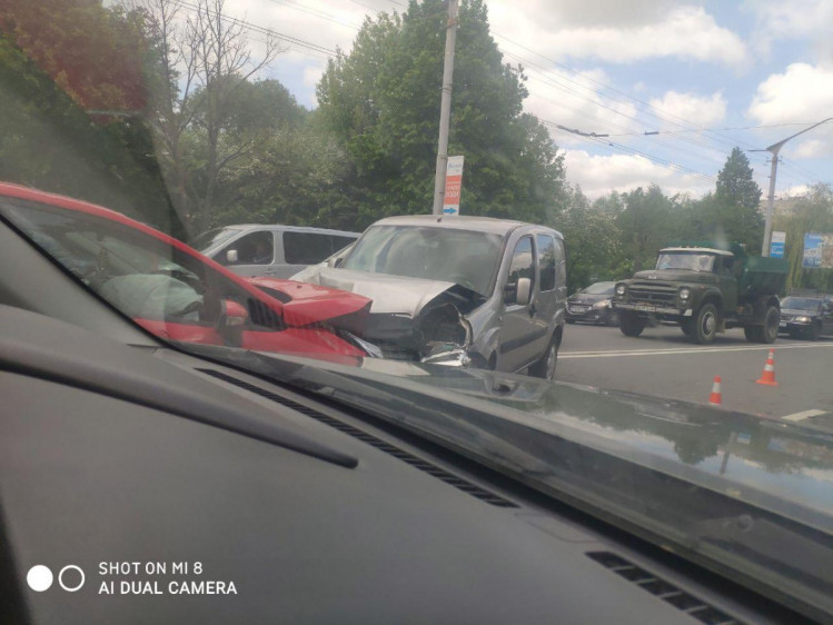 Лоб в лоб: на Стрийській зіткнулися два автомобілі. Фото: Варта 1".