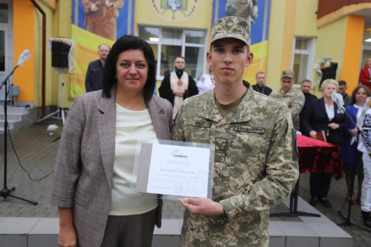 Голова Львівської обласної ради Ірина Гримак з курсантом. Фото: Львівська обласна рада.