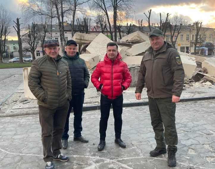 У центрі Стрия демонтували радянську стелу &ndash; відео  фото 1