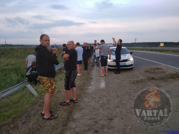 Біля Львова перекинувся автобус із людьми. Фото: Варта 1.