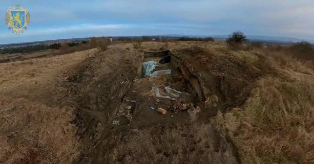 У ніч проти 20 грудня на території пам’ятки археології національного значення – городищі літописного міста Звенигород, біля Львова, грабіжники знищили розкоп археологів. Фото: Львівська обласна адміністрація