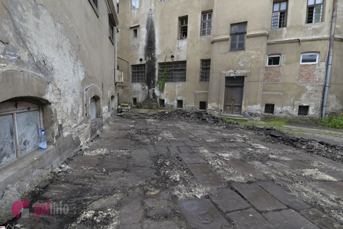 У внутрішньому дворику «Тюрми на Лонцького» знайшли єврейські надгробки. Фото:  Гал-інфо.