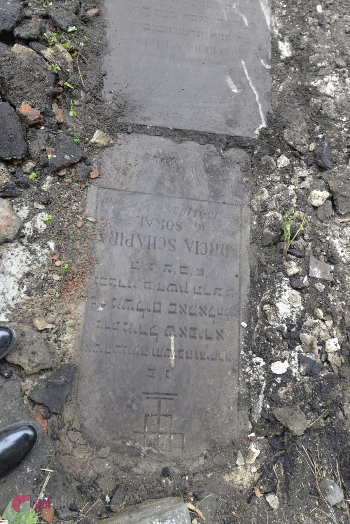 У внутрішньому дворику «Тюрми на Лонцького» знайшли єврейські надгробки. Фото:  Гал-інфо.