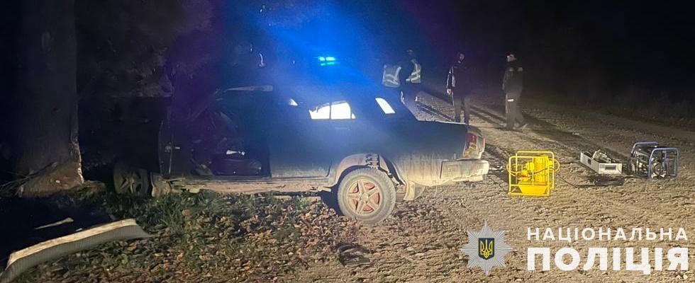 Біля Львова автомобіль в'їхав у дерево, одна людина загинула: фото з місця ДТП.