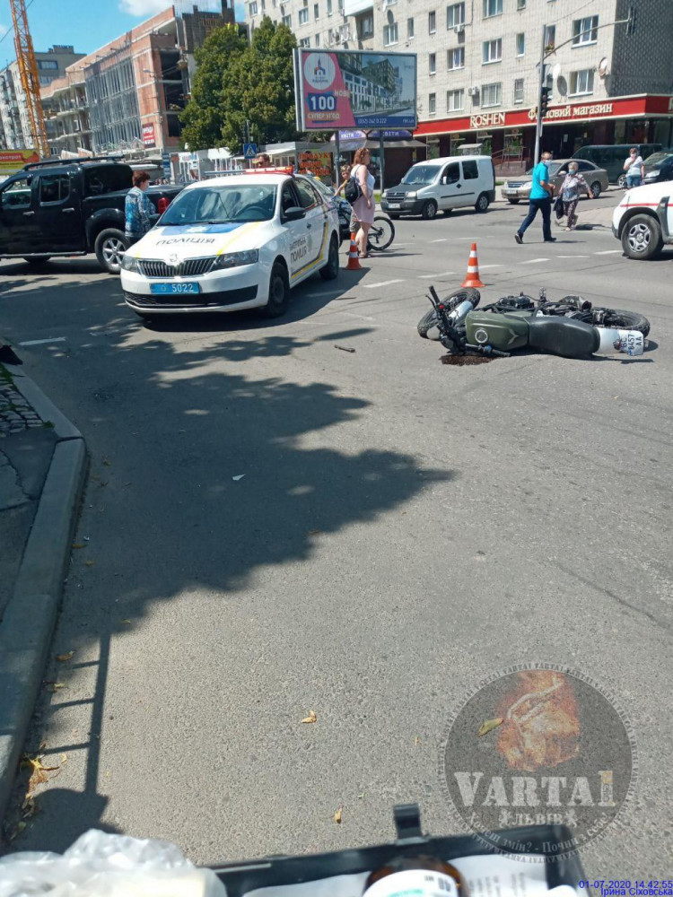 У ДТП біля Нового ЦУМу у Львові постраждав мотоцикліст. Фото: Варта 1. 
