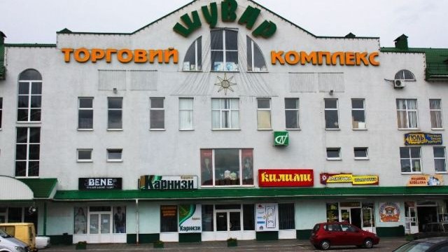 У павільйонах покупцям необхідно дотримуватись рекомендованої дистанції.