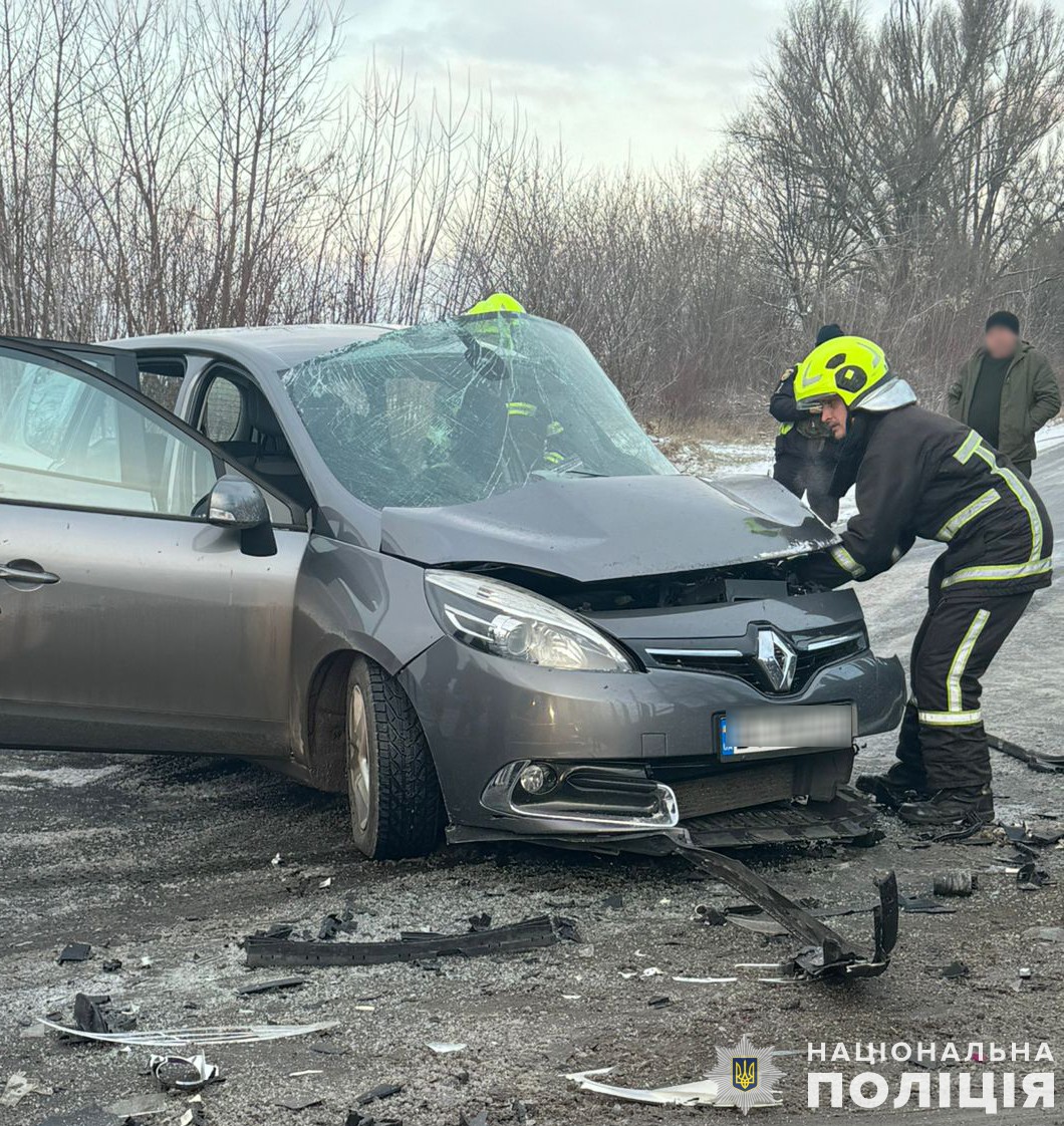У Золочеві вантажівка зіткнулася з легковиком, четверо людей &ndash; у лікарні: фото з місця ДТП.