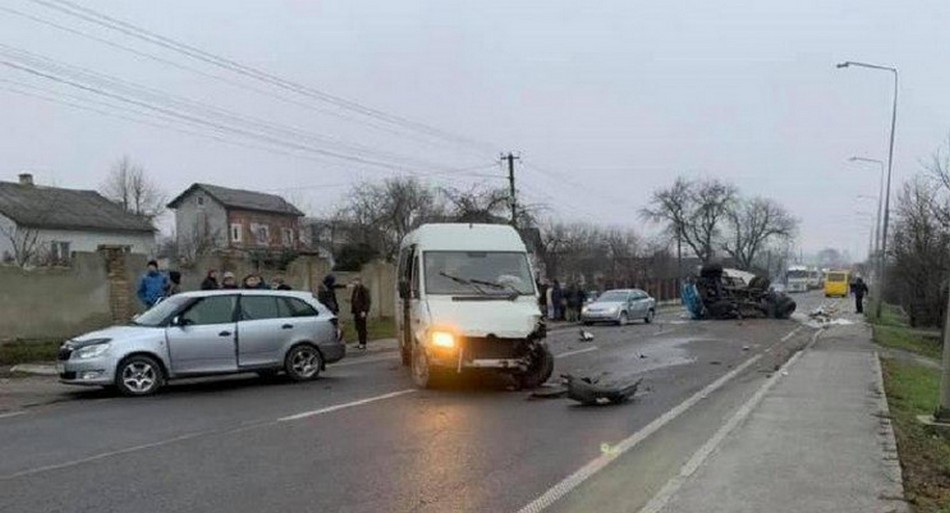 Масова ДТП біля Львова: один із автомобілів перекинуло на дах. Фото: Варта 1.