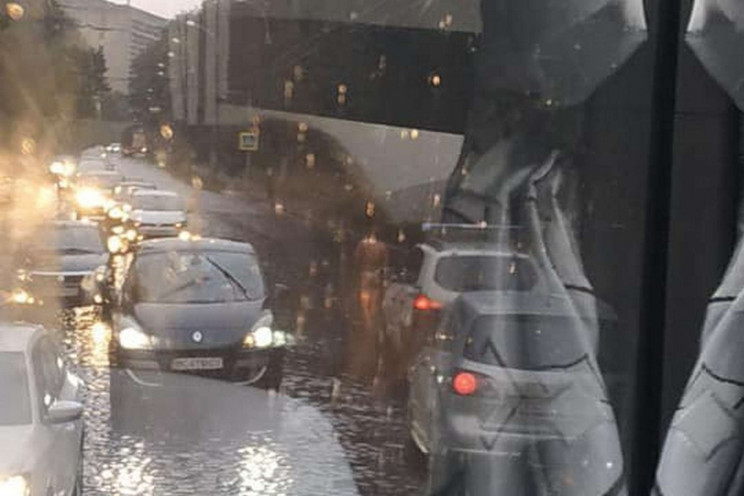 На львівських вулицях гуляє голий чоловік. Фото: Варта 1.