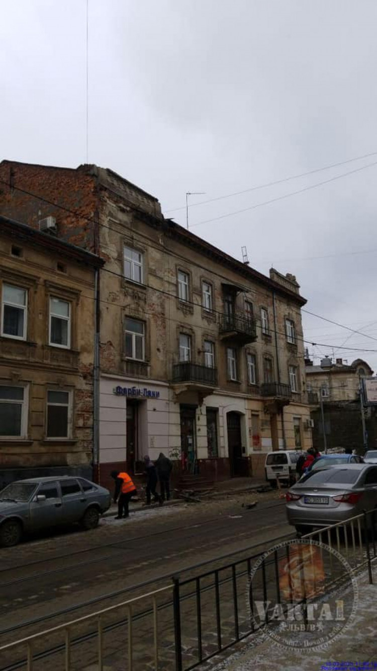 Обвал у будинку: на Замарстинівській зупинилися трамваї. Фото: Варта 1.