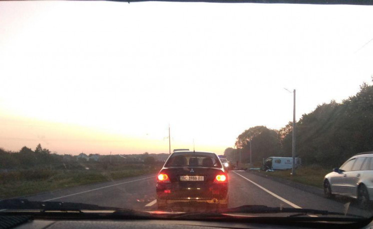 Недобрий ранок: біля Бартатова на Львівщині загинули двоє людей. Фото: Варта 1.