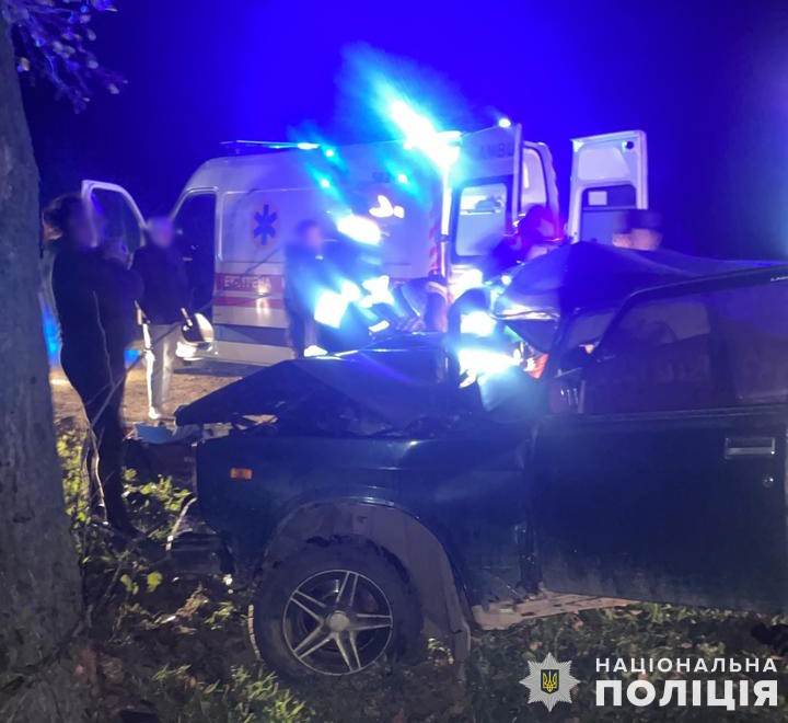 Біля Львова автомобіль в'їхав у дерево, одна людина загинула: фото з місця ДТП.