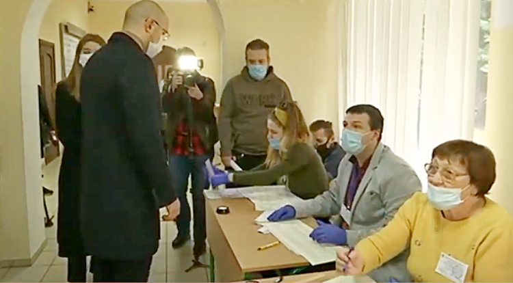 Прем’єр-міністр України Денис Шмигаль проголосував на місцевих виборах у Львові. Фото: скріншот із відео.