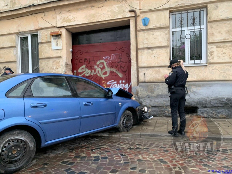 Внаслідок удару автомобіль добряче пошкодив передню частину. Фото "Варта 1".