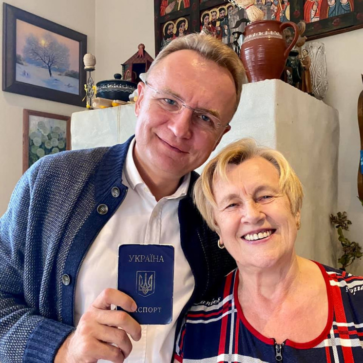 "Файна теща на вагу золота": Садовий знайшов паспорт і проголосував. Фото: Андрій Садовий