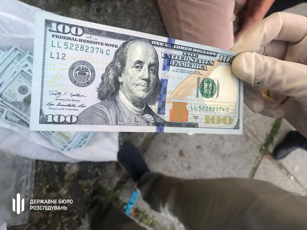 Серед вулиці у Львові відбулося масштабне затримання жінки за участі працівників СБУ та ДБР. Фото: ДБР.