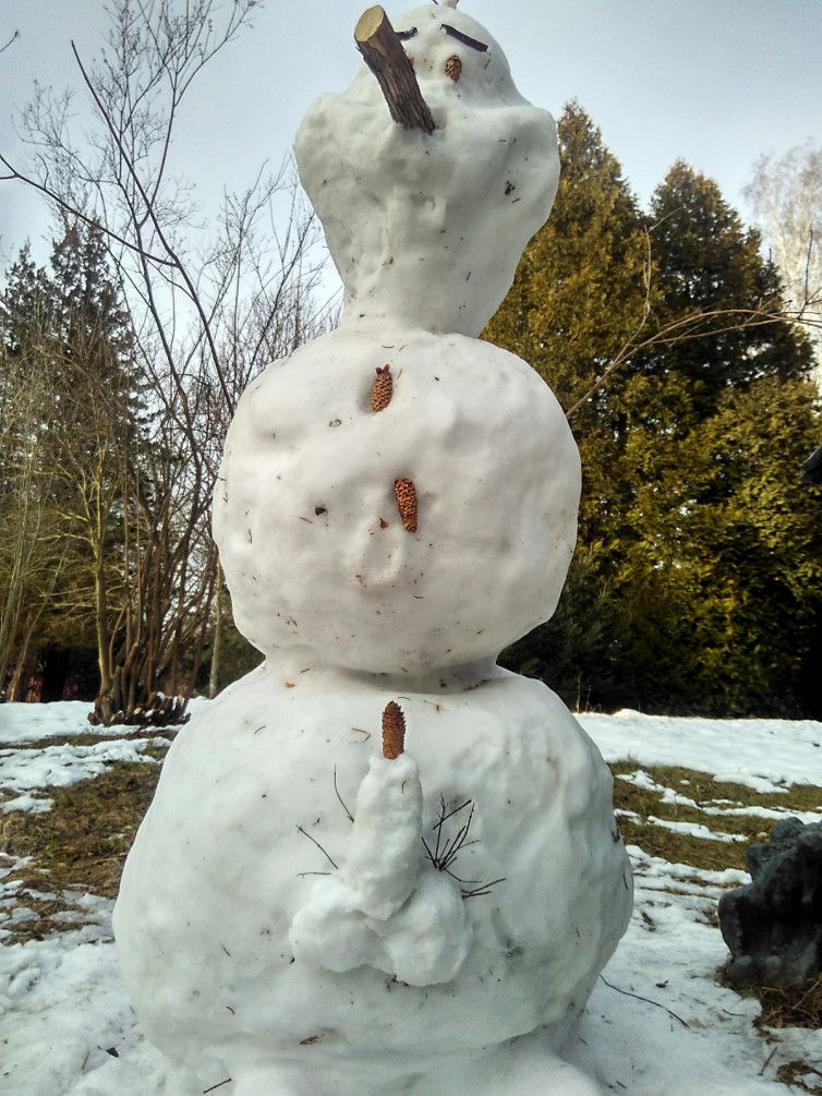 Коли сніговик - справжній мужчина. Фото: lviv.depo.ua