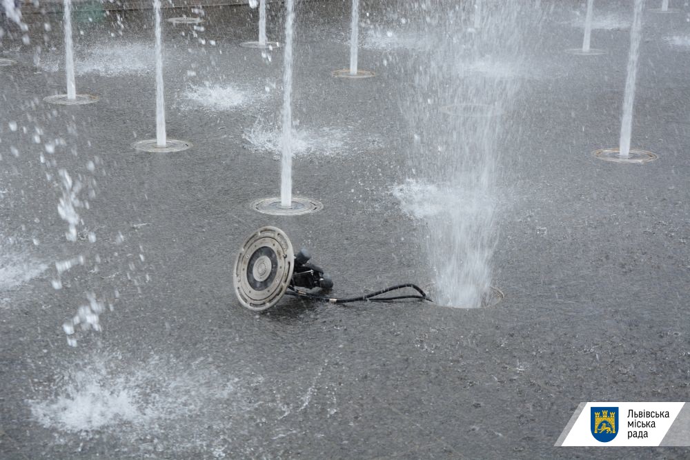 Літо наближається: у Львові ненадовго включили фонтани. Фото: Львівська міськрада.