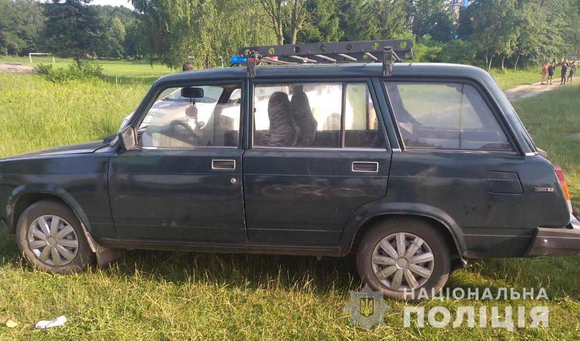 У селі на Львівщині п’яний водій «Лади» збив двох хлопців, які відпочивали на березі озера. 
