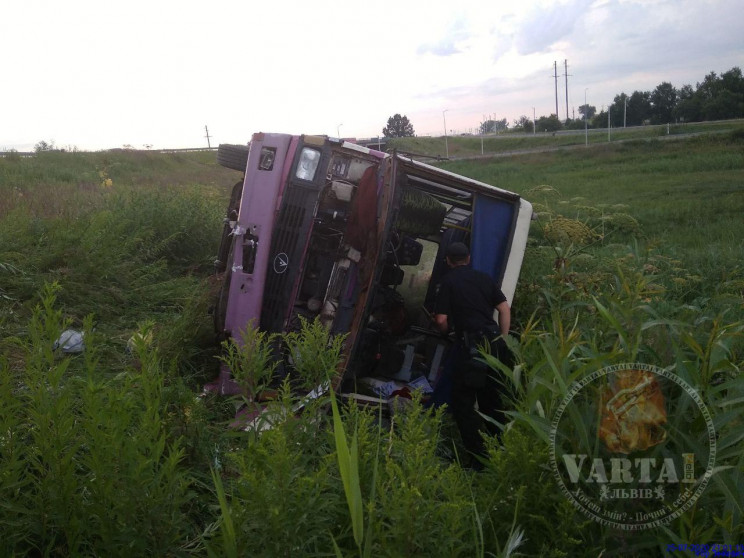 Біля Львова перекинувся автобус. Фото: Варта 1.