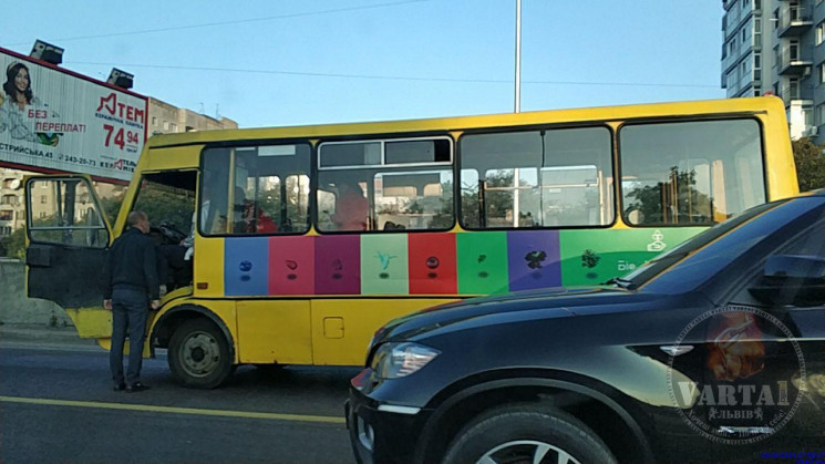 Пасажири поспішили на допомогу: водію маршрутки стало погано за кермом. Фото: Варта 1.