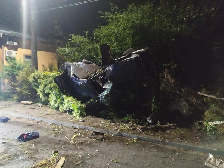 У Комарно BMW влетів у дерево. Фото: Vadym Krylov.