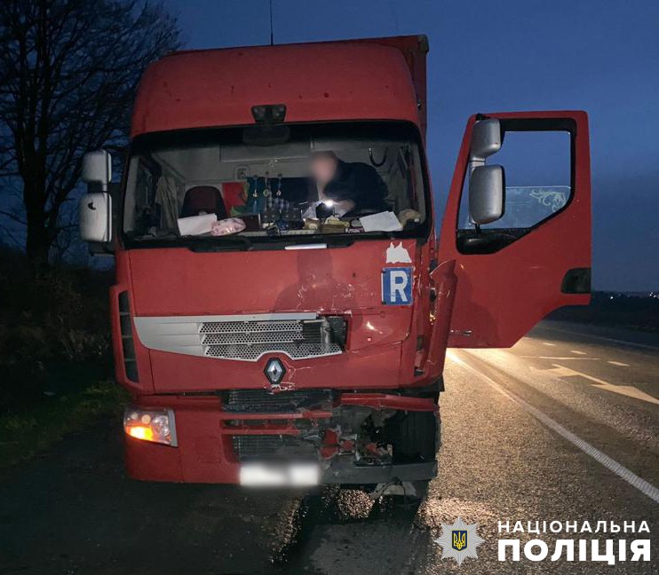 Біля Львова зіткнулися три автомобілі, двоє дорослих і дитина — у лікарні.
