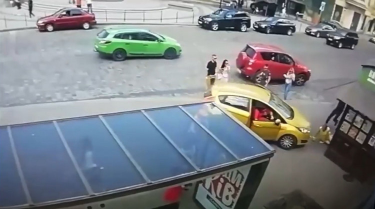 Відео зіткнення: у Львові автомобіль двічі збив жінку на тротуарі.