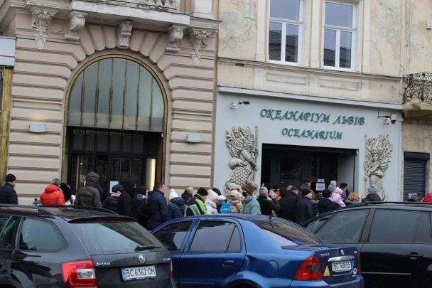 У центрі Львова помітили довжелезну чергу – за чим стоять