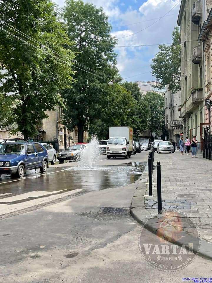 Пішоходам на радість: серед вулиці у Львові виник фонтан. Фото: Варта 1
