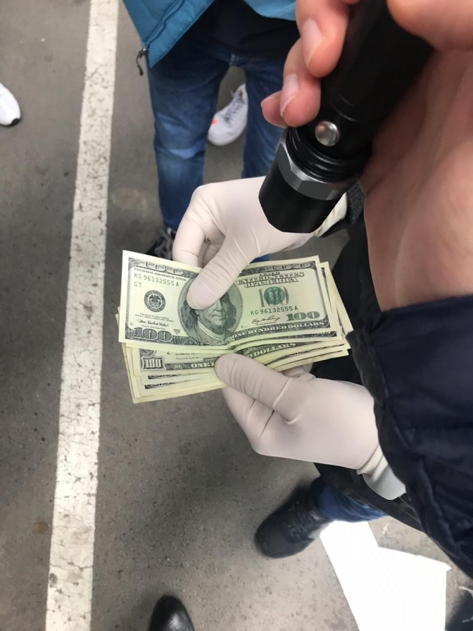 У Львові на хабарі викрили двох головних державних ревізорів-інспекторів ГУ ДПС у Львівській області. Фото: Прокуратура Львівщини