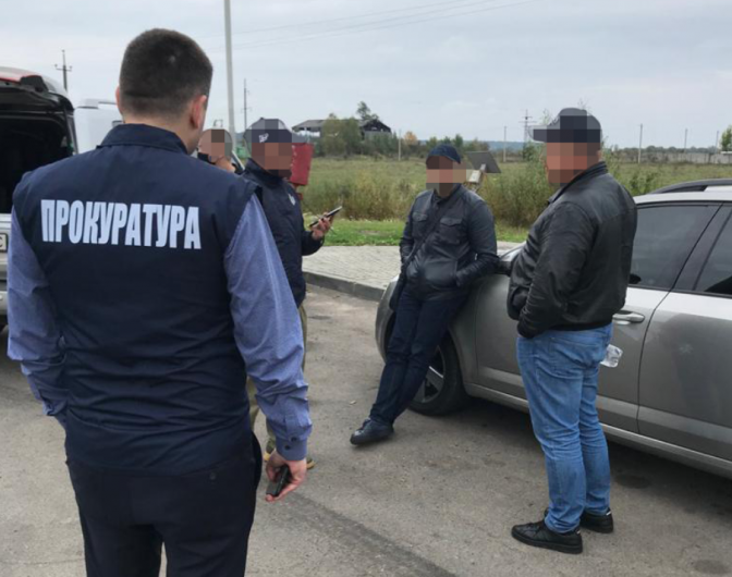 У Львові на хабарі викрили двох головних державних ревізорів-інспекторів ГУ ДПС у Львівській області. Фото: Прокуратура Львівщини