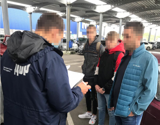 У Львові на хабарі викрили двох головних державних ревізорів-інспекторів ГУ ДПС у Львівській області. Фото: Прокуратура Львівщини