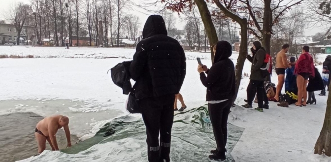 Йорданська купіль на озері парку «Горіховий гай» у Львові. Фото:  Еспресо. Захід.