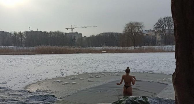 Йорданська купіль на озері парку «Горіховий гай» у Львові. Фото: Еспресо. Захід.