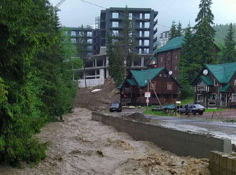 У Карпатах змило найдорожчий курорт України. Фото: novosti.hyser.com.ua.
