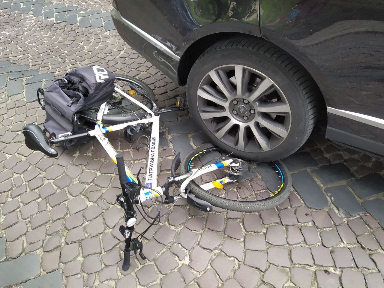 Наркотики – зло: у Львові митник на Range Rover збив поліцейського на ровері. Фото: ZAXID.NET.