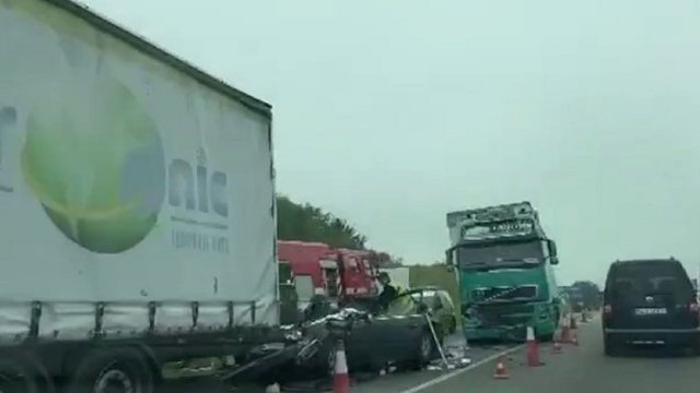 Біля Львова вантажівки розчавили легковик: загинув 29-річний чоловік