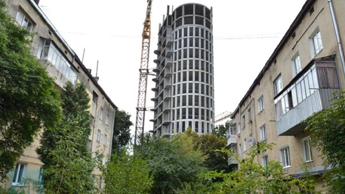 В одному з львівських хмарочосів знесуть верхні поверхи. Фото: ЛУН