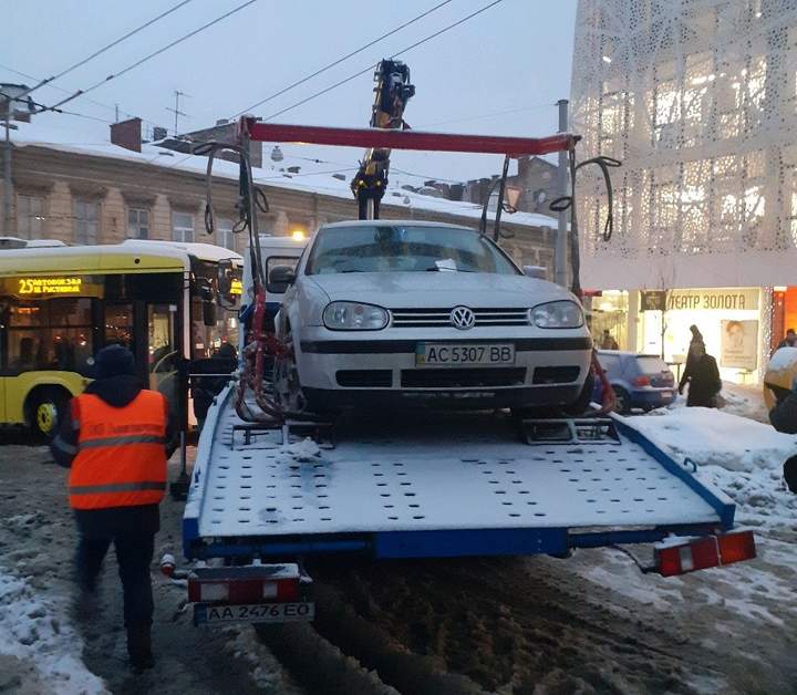 За все заплатиш: автомобіль на півтори години паралізував рух тролейбусів у Львові. Фото: Андрій Білий.