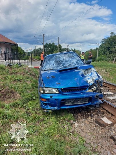 Біля Львова автомобіль зніс шлагбаум і вилетів на залізничну колію.