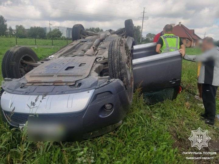 У масштабній ДТП біля Львова загинула дитина: фото трощі. Фото: поліція Львівщини.