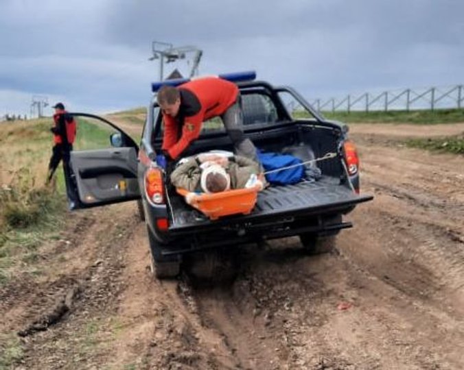 Четверо – у лікарні: на горі Високий Верх перекинувся автомобіль із туристами. Фото ДСНС.