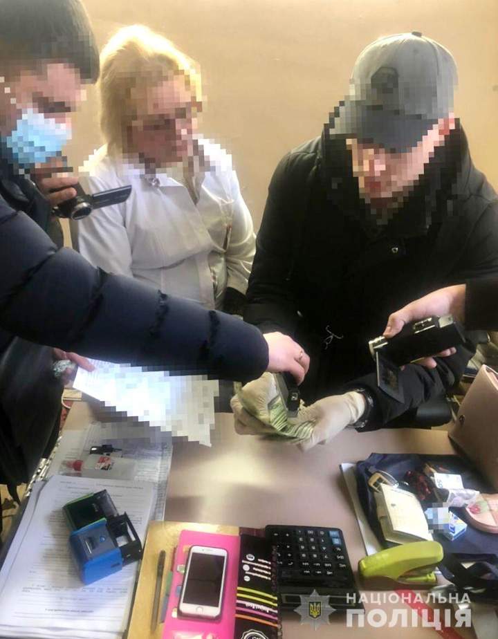 Завідувачку відділення Львівської обласної клінічної лікарні затримали на хабарі.